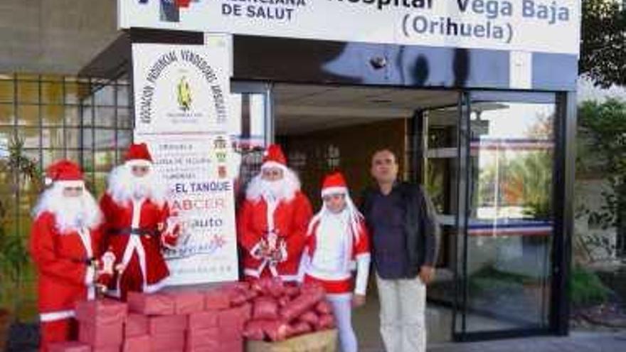 Entrega de juguetes de la asociación de vendedores ambulantes en el Hospital