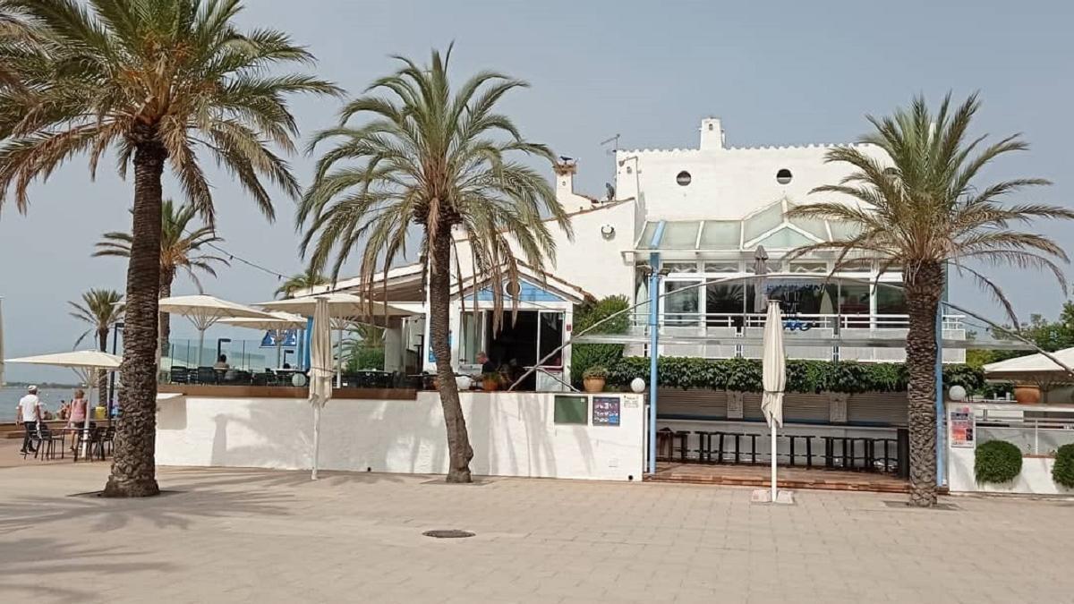 El Si Us Plau de Roses, mític establiment a primera línia de mar