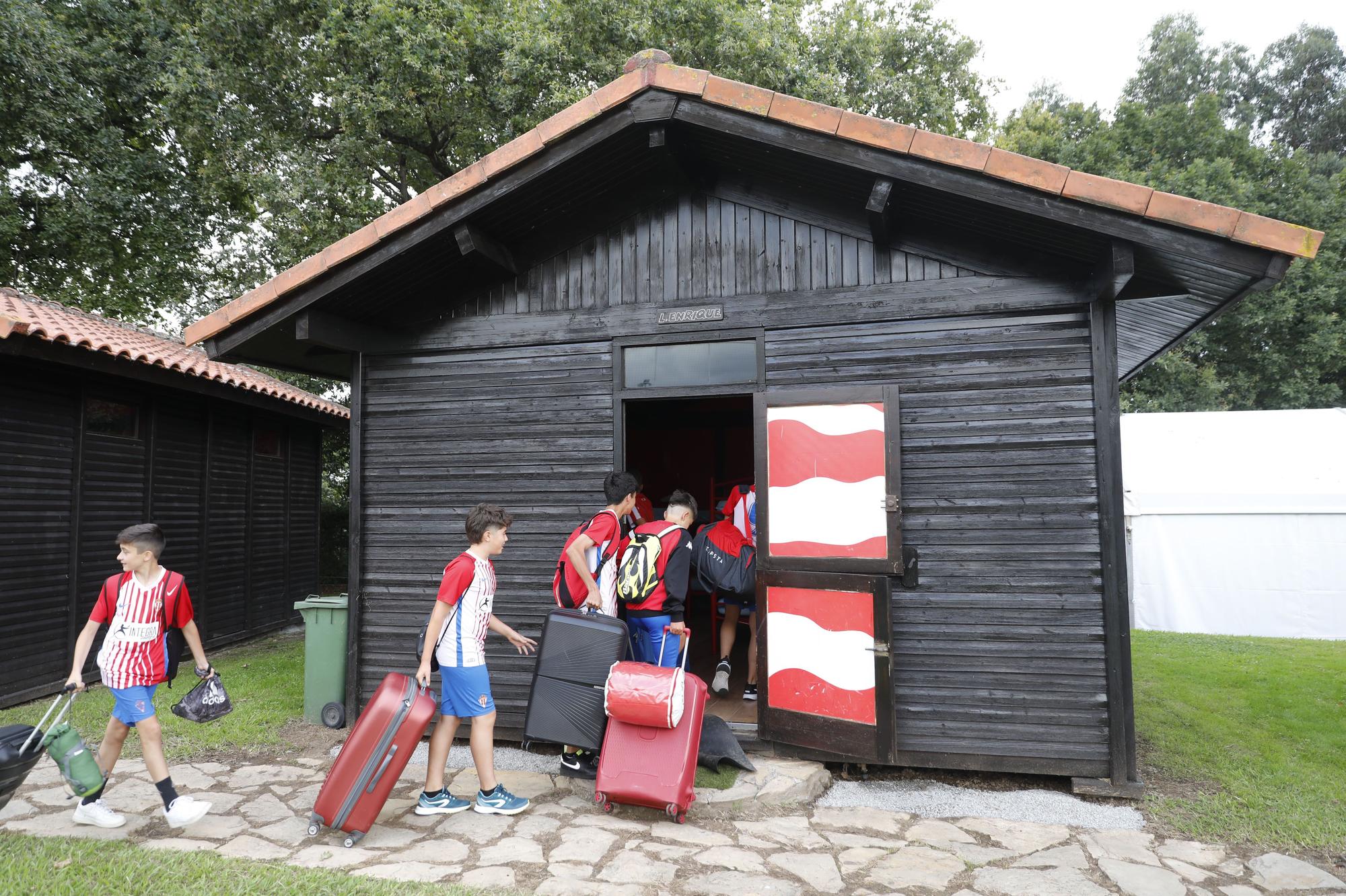 En imágenes: La escuela del fútbol del Sporting recibe a un centenar de jóvenes del primer turno del campus