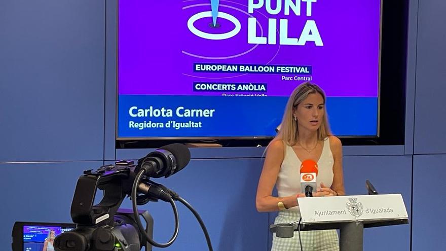 La regidora Carlota Carner explicant l&#039;ampliació dels punts lila