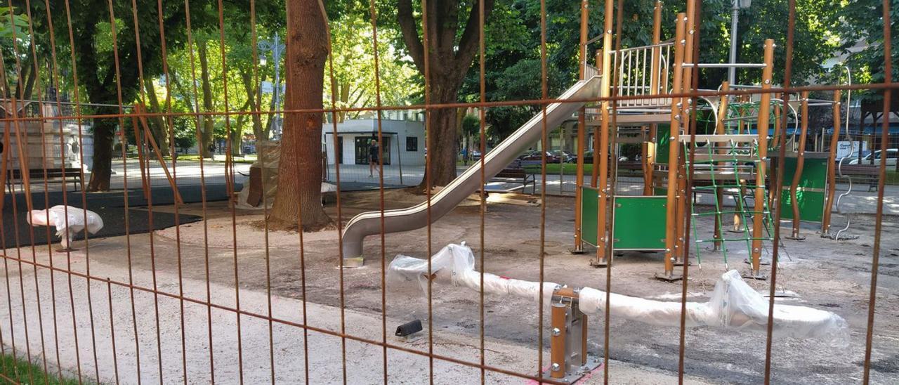 Los nuevos columpios instalados en el parque Dolores F. Duro de La Felguera. | M. Á. G.