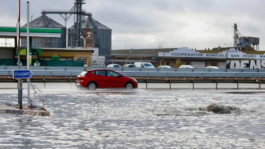 Un tramo de la pista de Silla se inunda tras las fuertes precipitaciones