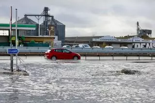 Un tramo de la pista de Silla se inunda tras las fuertes precipitaciones