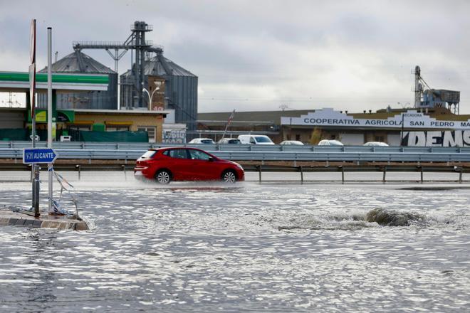 Un tramo de la pista de Silla se inunda tras las fuertes precipitaciones