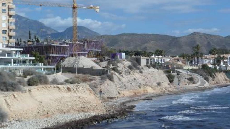 Imagen de la construcción de tres viviendas de lujo el pasado año en la cala de l&#039;Almadrava de El Campello.