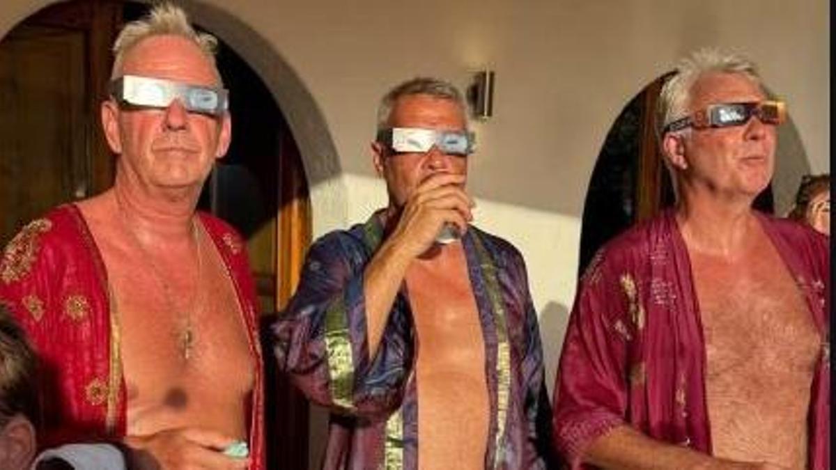 Fatboy Slim, a la izquierda, con sus dos acompañantes durante el eclipse.