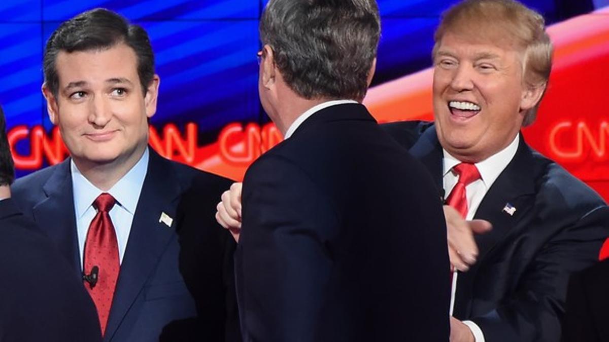 Jeb Bush (de espaldas) bromea con Ted Cruz (izquierda) y Donald Trump.