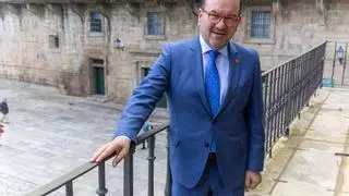 Antonio López, reitor da USC: «Non se poden aumentar as prazas de Medicina se non aumentan as do MIR»