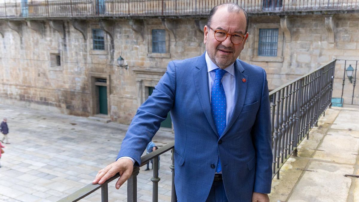 Antonio López, reitor da Universidade de Santiago de Compostela, na reitoría da praza do Obradoiro.