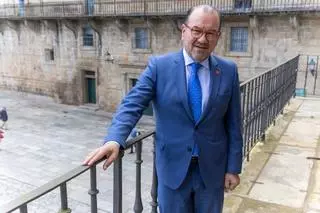 Antonio López, reitor da USC: «Non se poden aumentar as prazas de Medicina se non aumentan as do MIR»