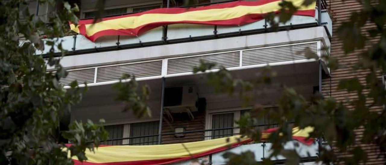 Balcones en València con banderas españolas ante la consulta catalana.