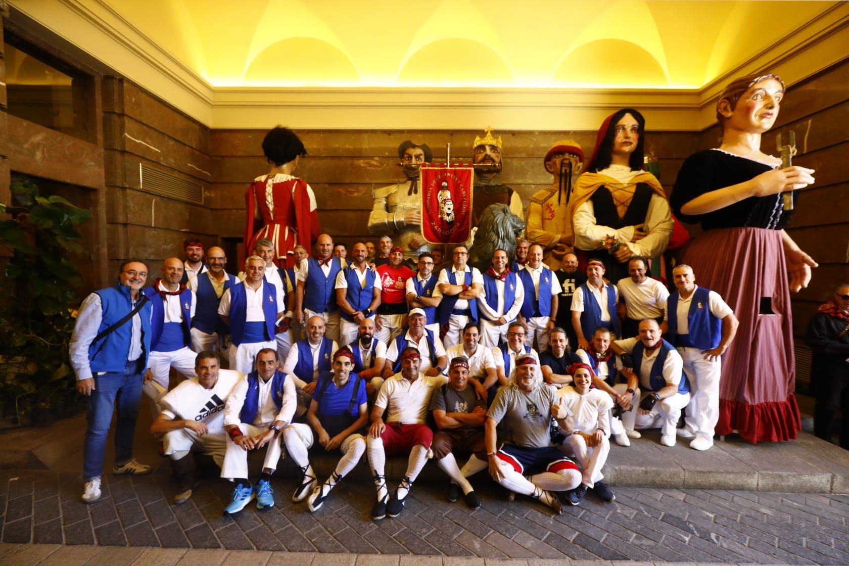 En imágenes | La comparsa de gigantes y cabezudos ilusionan a los más pequeños