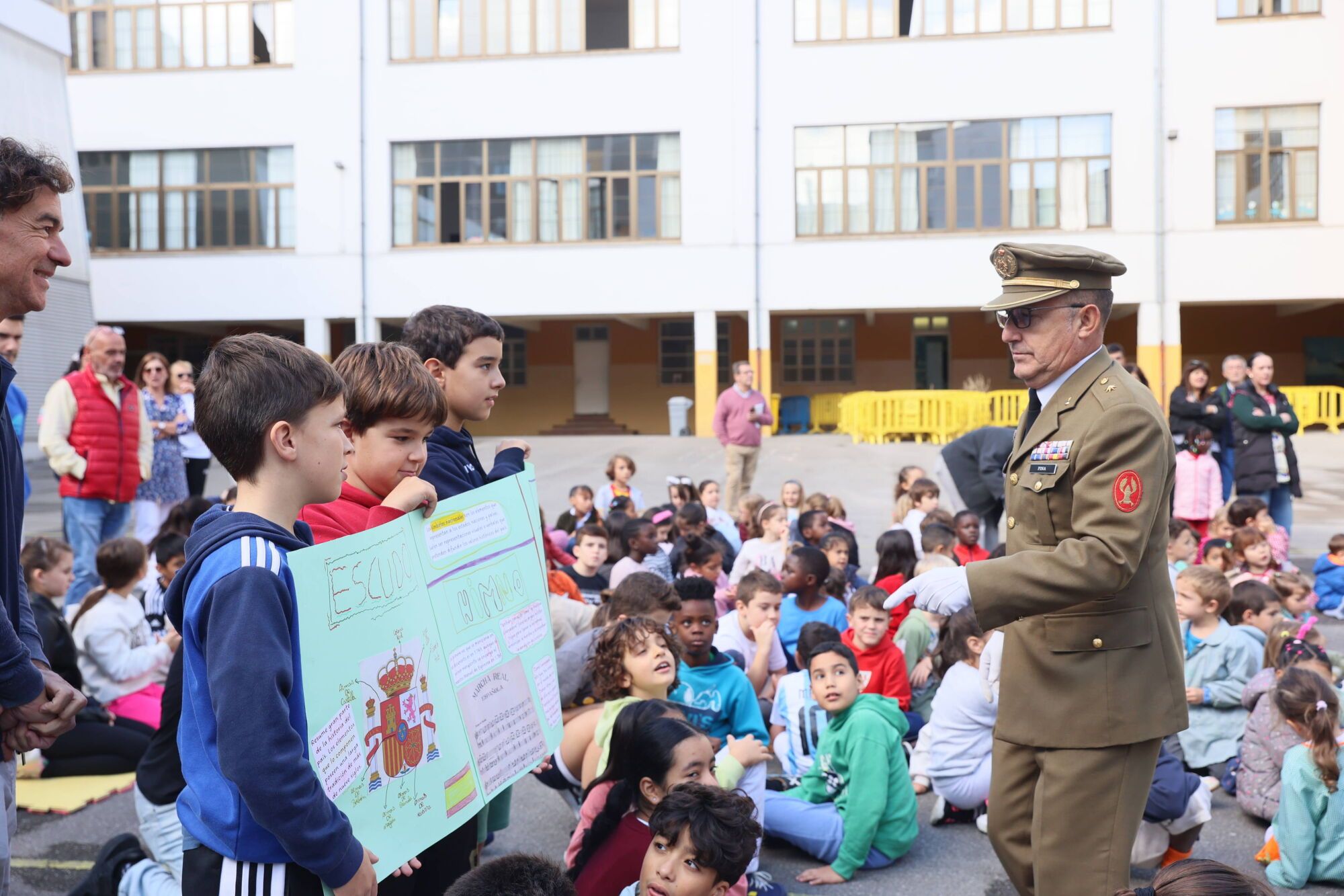 Escuelas Blancas. Acto de izado de la bandera con asistencia del delegado de Defensa y representantes de la Guardia Civil, la Policía Nacional y la Municipal, entre otros