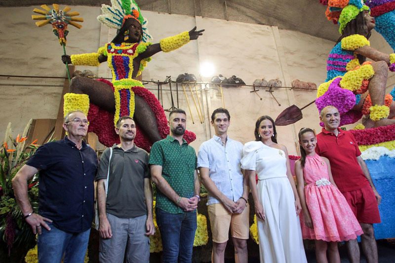 Preparación de las carrozas para la Batalla de Flores