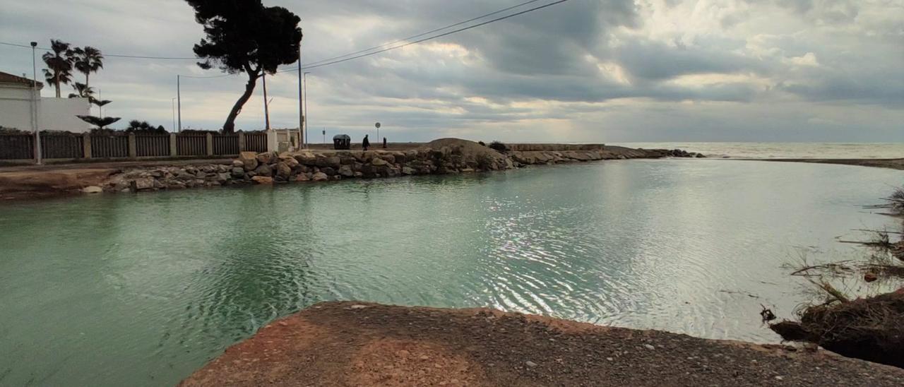 El volumen de agua llegado por las lluvias ha proporcionado gran belleza al paraje, pero también saca a relucir la urgencia de acometer la conexión del cauce.