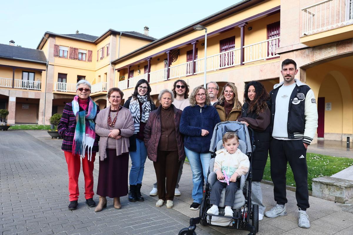 De izquierda a derecha, Cristina Busto, Carmen Campo, Sara Palacio, Nieves Álvarez, Álvaro Vázquez, Isabel Ojeda, Luis Barrera, Sara Navarrete, Andrea Fernández y Alfredo Fernández. Delante de ellos, el pequeño Saúl Fernández.