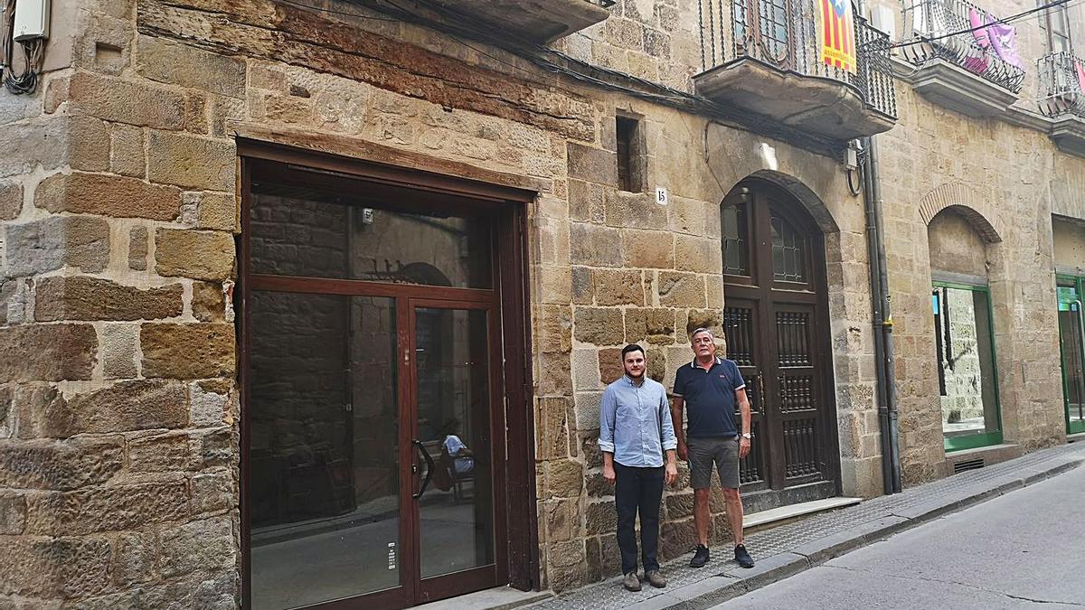 Marc Barbens i Xavier Torres, regidors de Junts per Solsona, davant de Cal Metge Solé | JUNTS PER SOLSONA