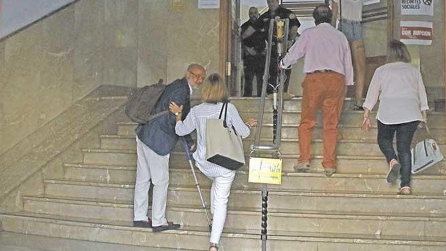 Jesús Sánchez, con muletas, sube la escalera del juzgado de Palma.