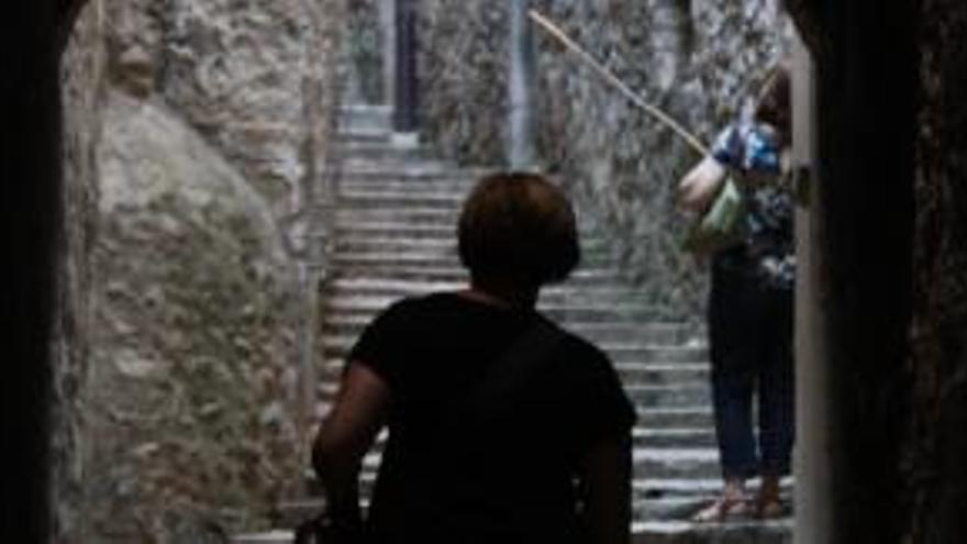 Una turista al call jueu de Girona.