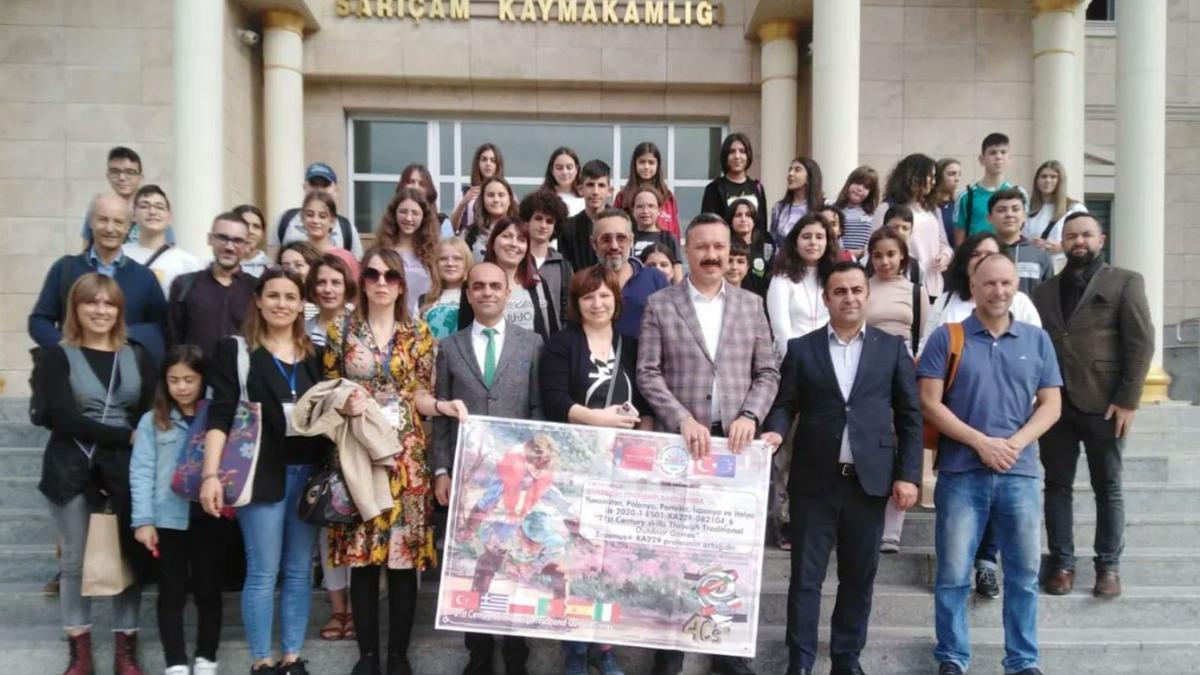 Foto de familia de todos los centros participantes en el Erasmus en la alcaldía de Adana (arriba). Los cinco alumnos del Laxeiro, en Capadocia (abajo).