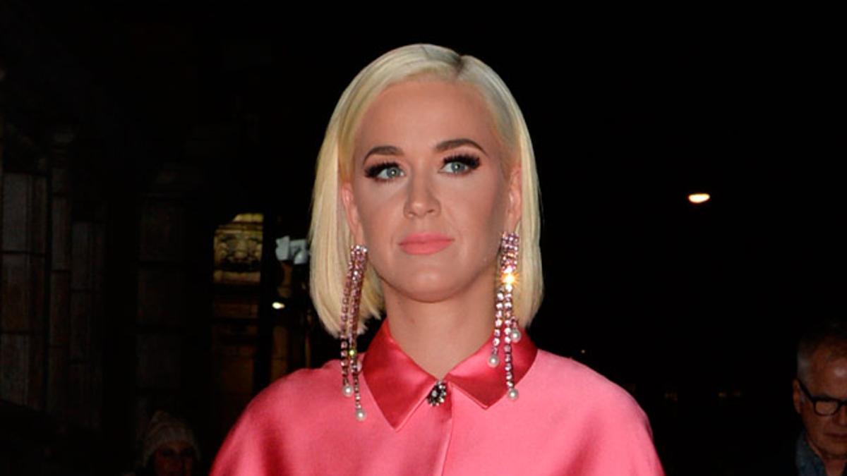 El look de invitada de Katy Perry con vestido rosa satinado y con volumen de Lela Rose