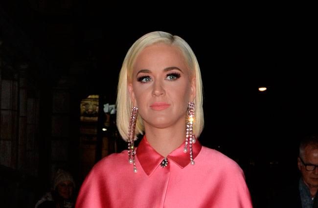 El look de invitada de Katy Perry con vestido rosa satinado y con volumen de Lela Rose