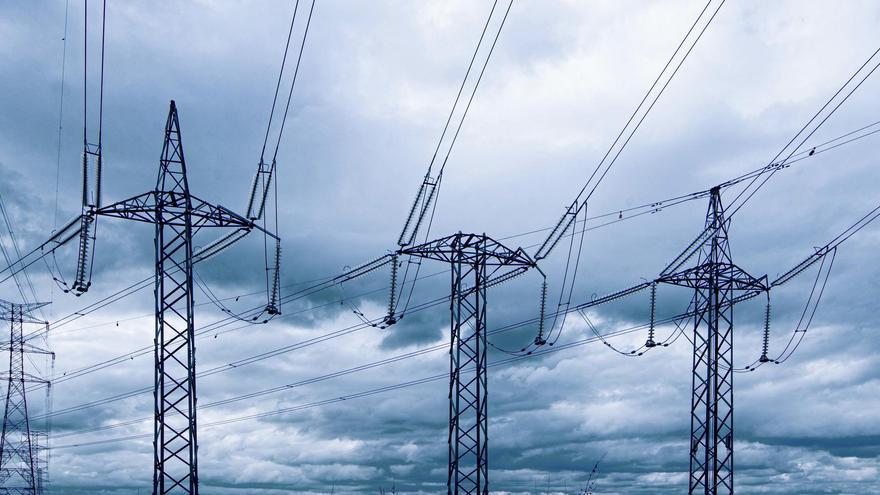 Cinco horas de apagón en Requena y Utiel  tras impactar un camión contra una línea eléctrica