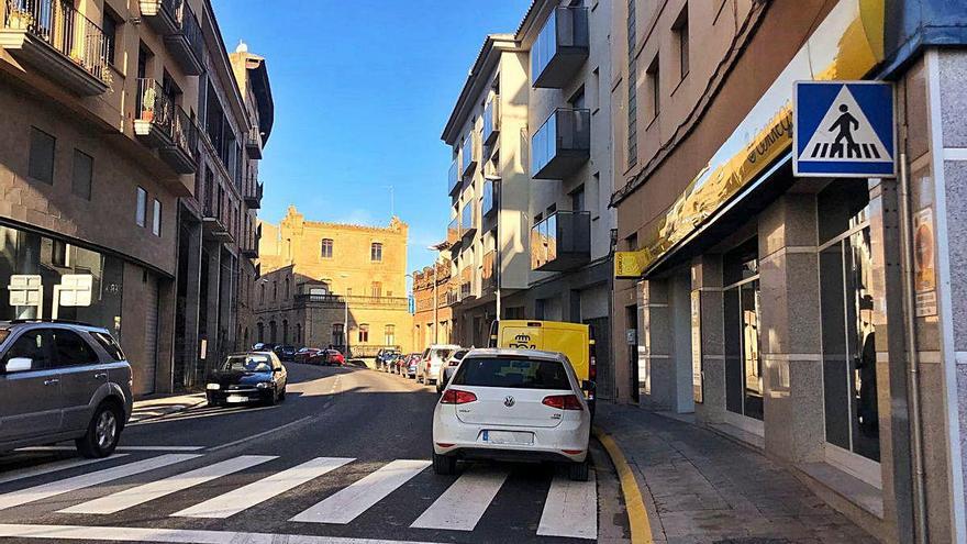 La carretera de Bassella amb cotxes aparcats