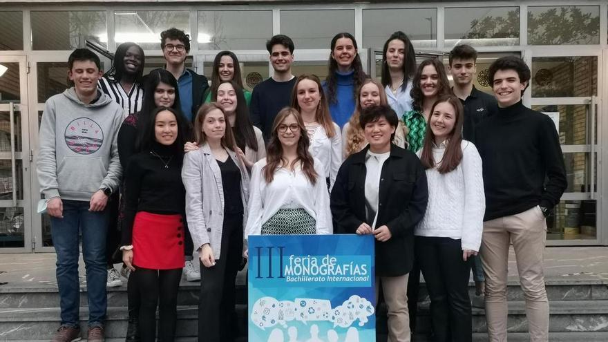 El IES Lucas Mallada de Huesca celebra la feria de monografías de su Bachillerato Internacional