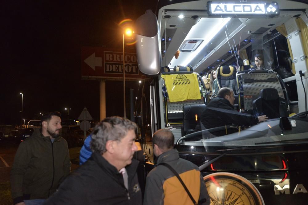 Los trabajadores de Alcoa de Asturias parten hacia Madrid a una manifestación contra el cierre de la fábrica