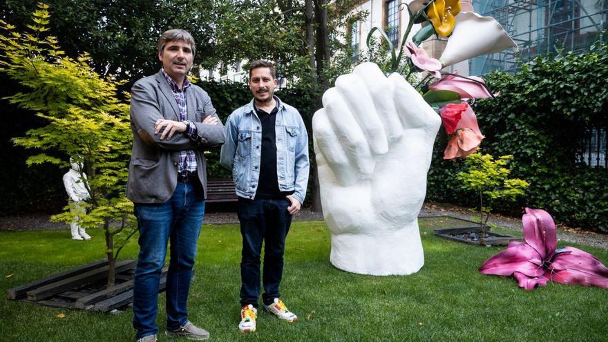 Alfonso Palacio, a la izquierda, y Federico Granell posen delantre de «Ofrenda floral» nel xardín del Belles Artes. | SPAO