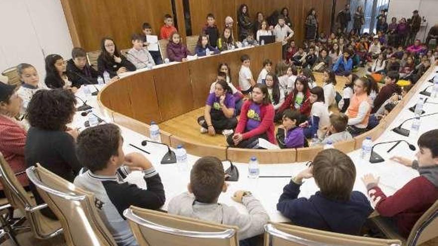 Escolares durante un pleno infantil en Tomiño. // D.B.M.