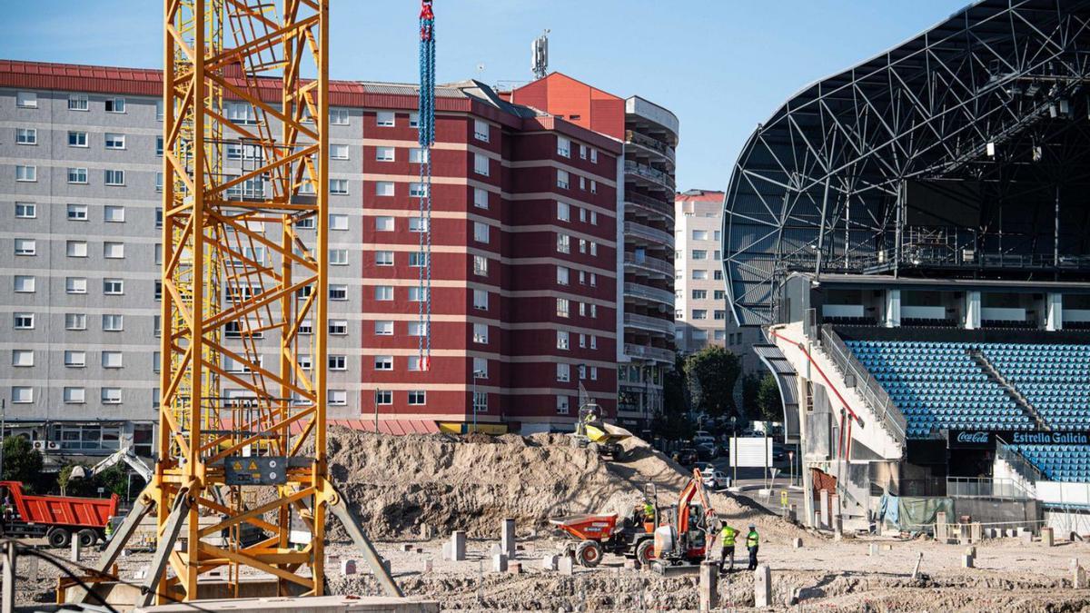 Obras de construcción de la grada de Gol, con Tribuna a la derecha.