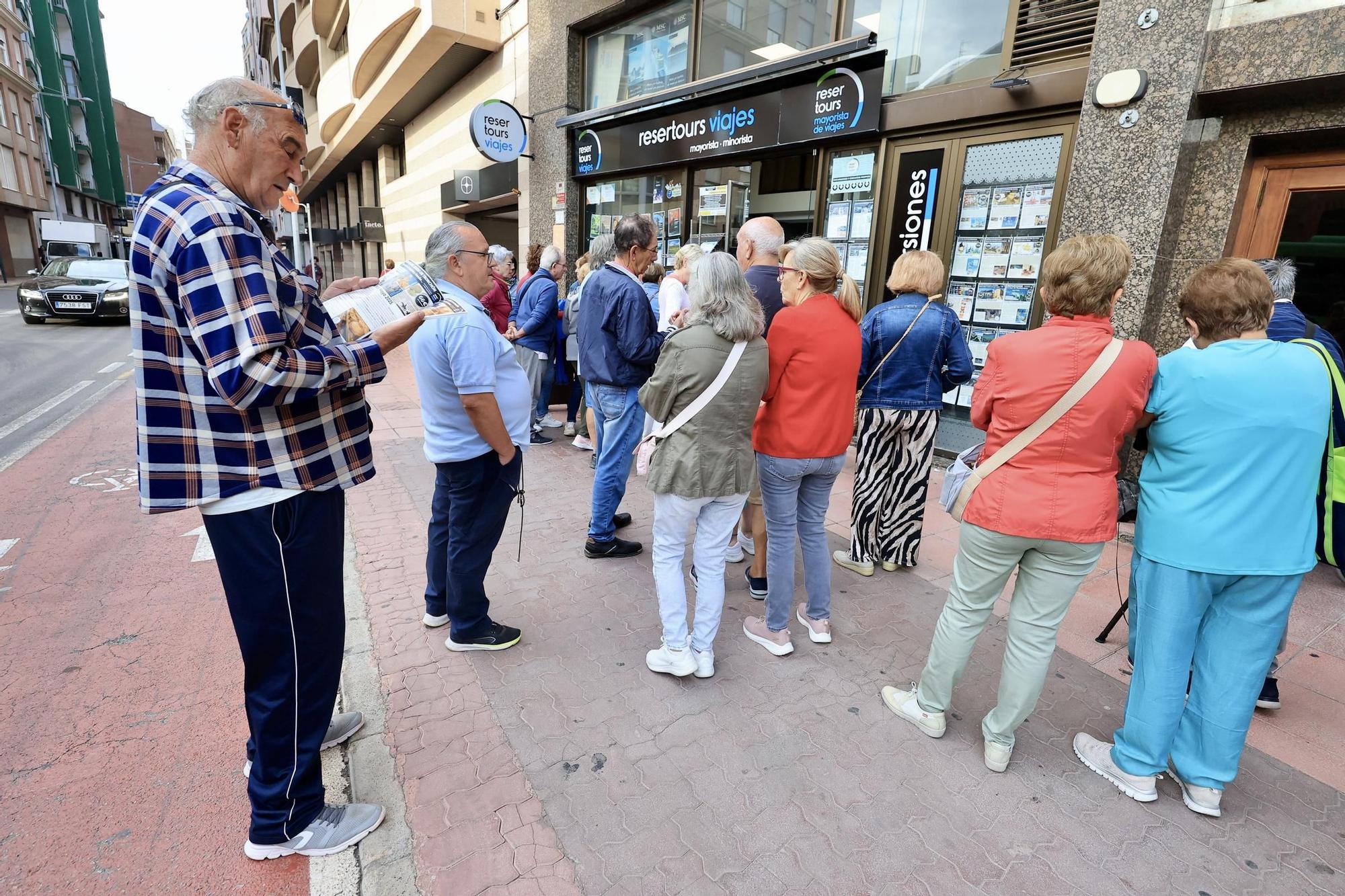 Alud de jubilados en las agencias de Castellón para 'cazar' un viaje del Imserso