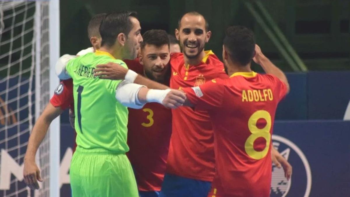 Boyis, segundo por la derecha, celebra un gol con España.