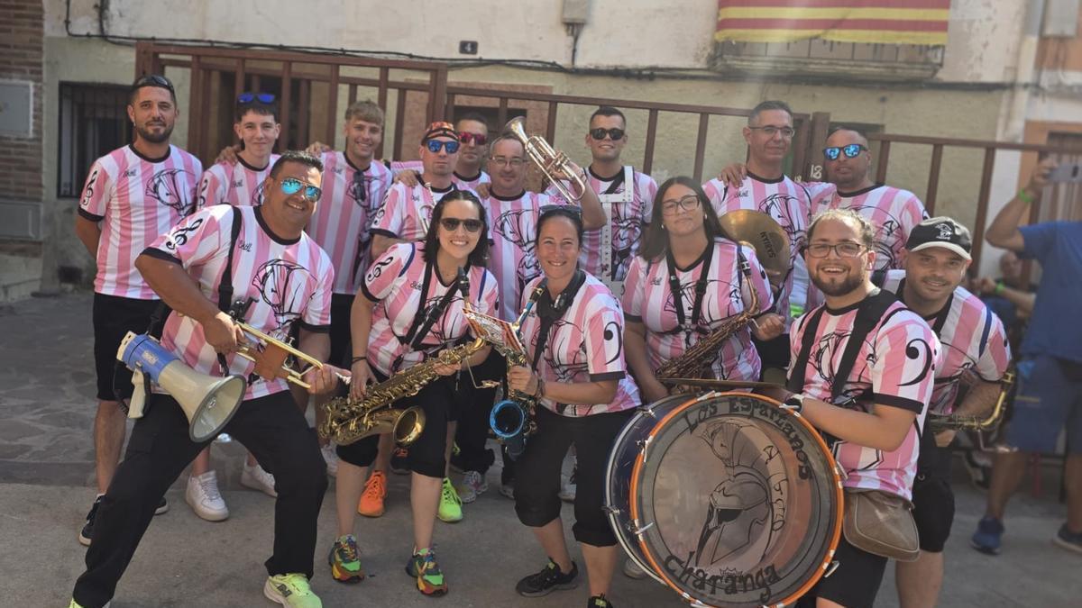 La Charanga Los Espartanos durante su actuación esta semana en Trasobares