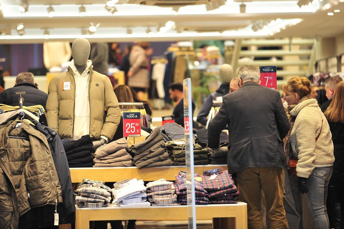 Varios disfrutan de las rebajas en Maissonave en Alicante, en una imagen de archivo