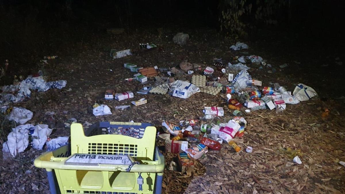 Restos de bebidas, bolsas y otros desechos en la zona donde se celebró el macrobotellón.