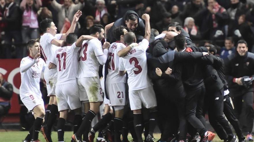 El Sevilla remonta y anima la Liga (2-1)