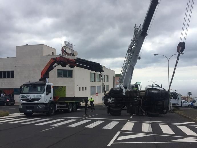 Aparatoso vuelco de un camión en Los Majuelos