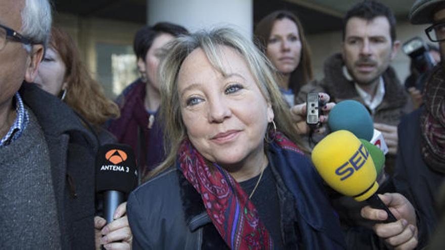 María Jesús Puchalt rodeada de medios de comunicación.