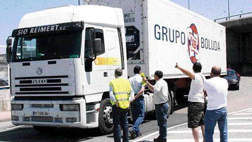 Un piquete para a un camión en la entrada del puerto de Marín. / junior