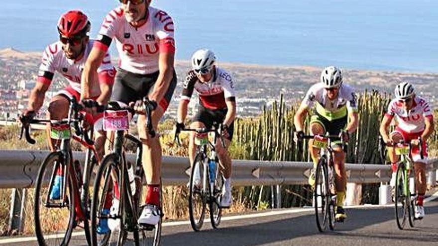 Participantes en la Epic Gran Canaria ascienden las duras rampas del recorrido de ayer.