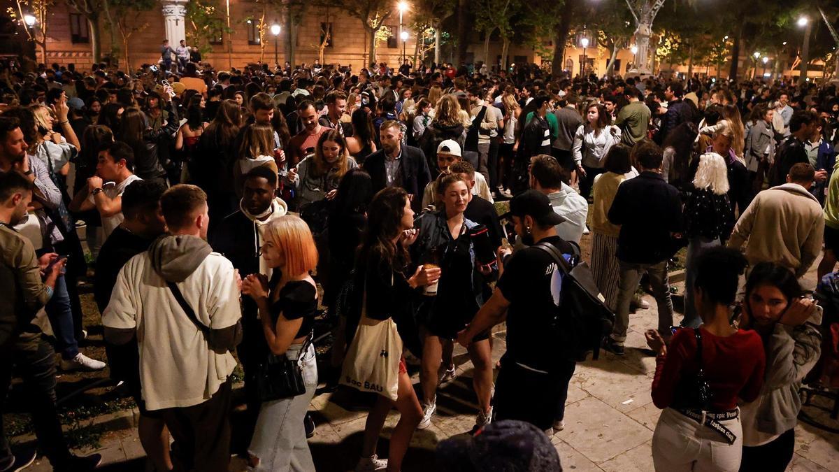 Imagen del Passeig Lluis Companys de Barcelona donde cientos de personas se concentran tras el fin del estado de alarma