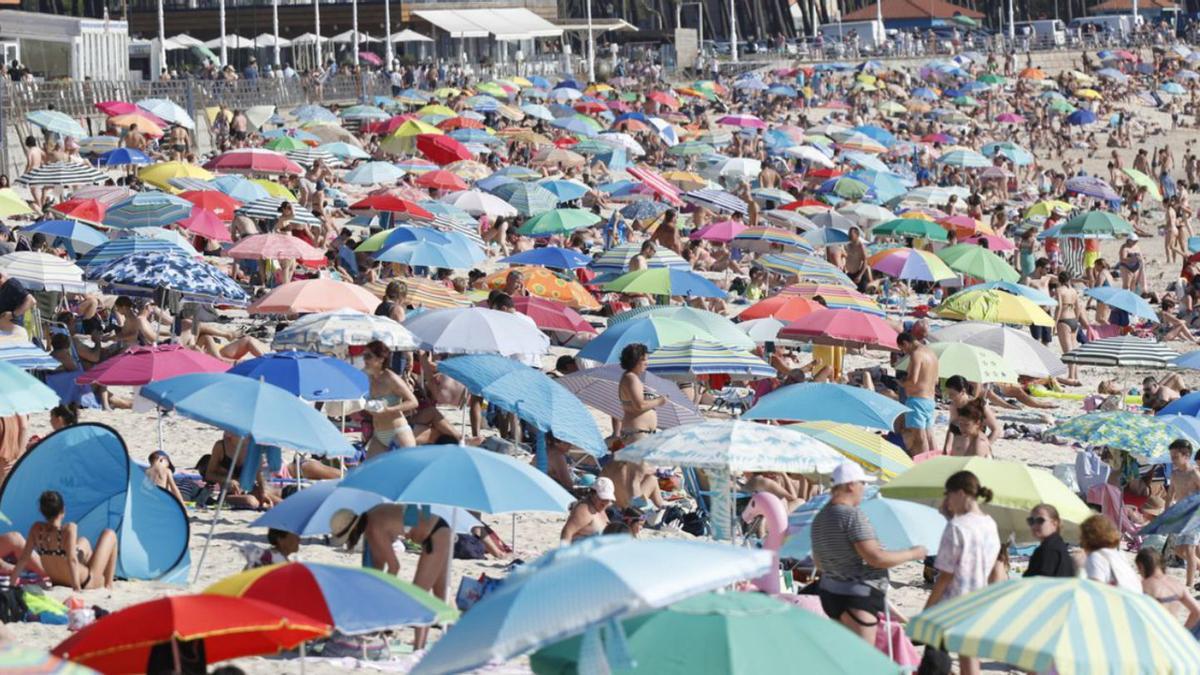 Samil se quedó pequeña para unmar de sombrillas.