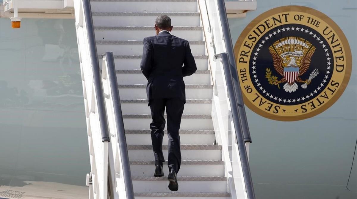 El presidente de EEUU Barack Obama sube al Air Force One en la base aérea de Torrejón de Ardoz para partir hacia la base naval de Rota, en Cadiz.