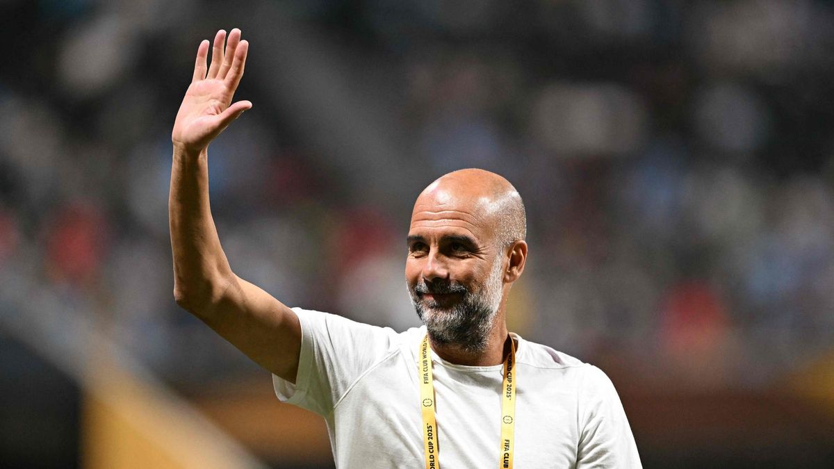 Pep Guardiola, técnico del City, saluda a los aficionados en Atlanta.