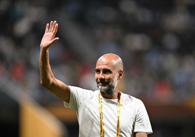 Pep Guardiola, técnico del City, saluda a los aficionados en Atlanta.