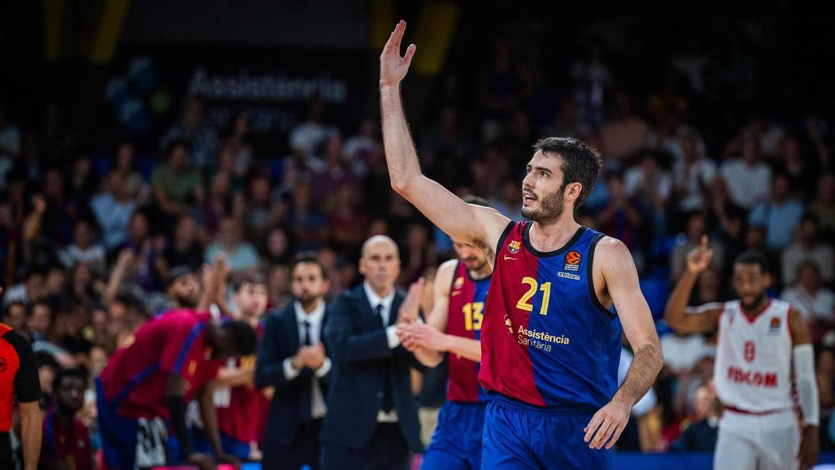 Abrines arenga al público del Palau durante el Barça-Mónaco de la Euroliga de baloncesto.