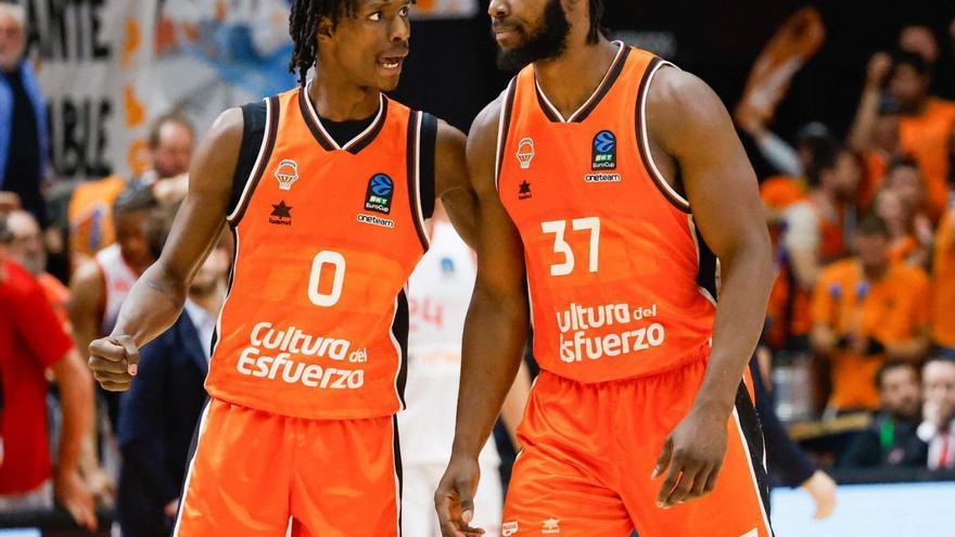 Badio y Ojeleye,  durante el tercer encuentro de las semifinales de la Eurocup frente al Hapoel Tel Aviv. | FRANCISCO CALABUIG